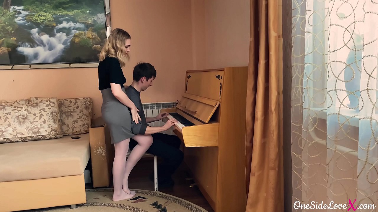 Guru piano mengisap penis muridnya dalam-dalam dan menidurinya.