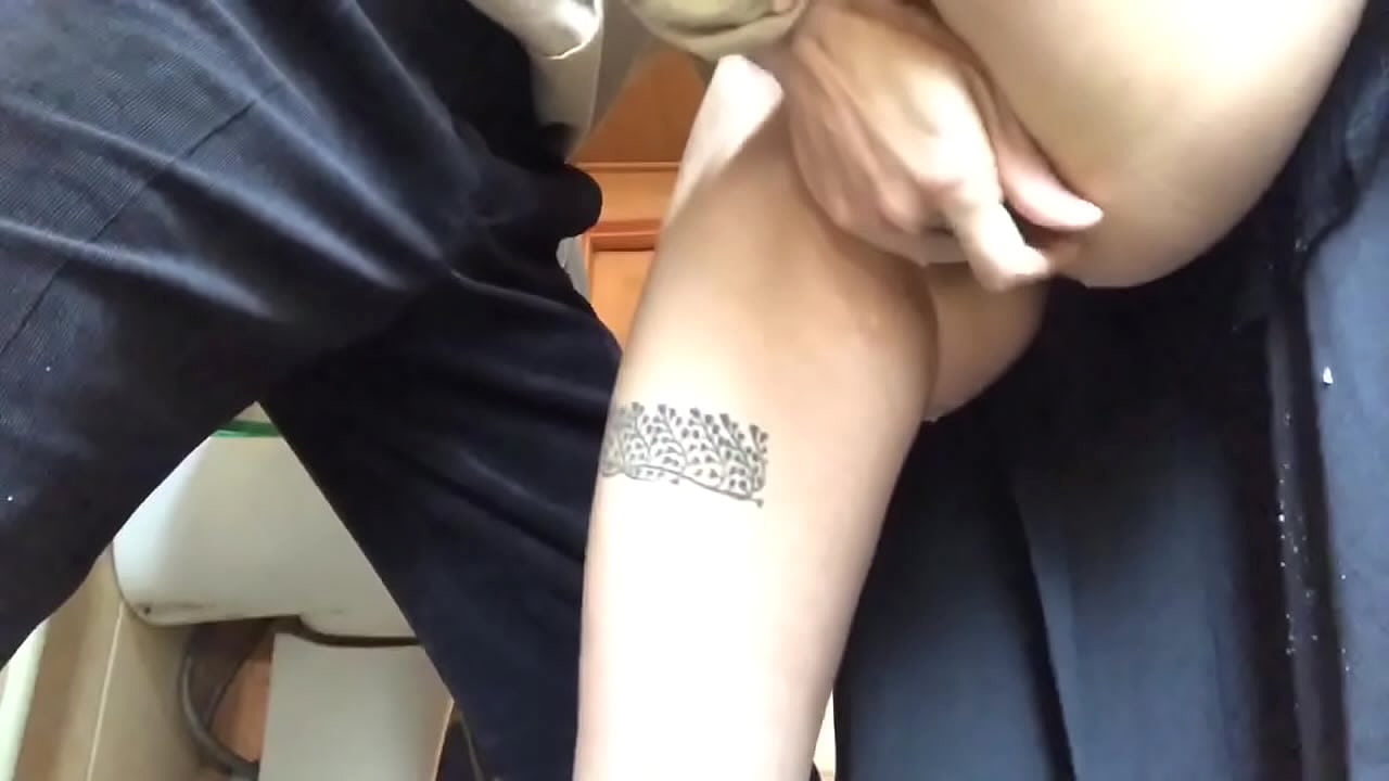 Muncrat di kamar mandi sekolah, orgasme berbusa nyata - guru saya melakukan yang terbaik