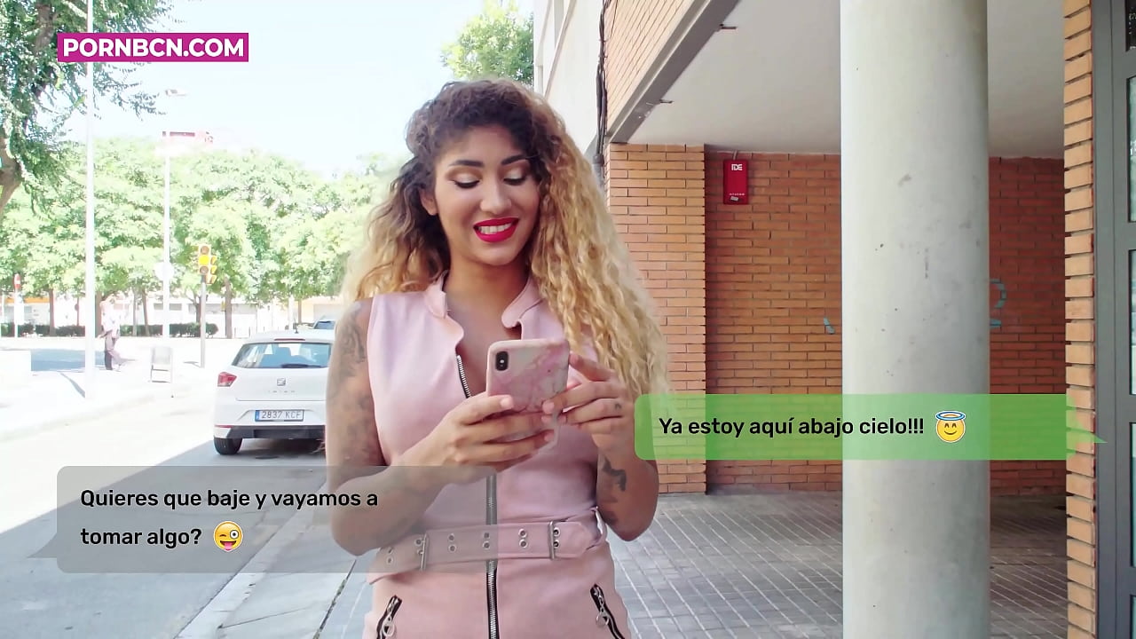 Istri yang tidak setia akan meniduri kekasih mudanya dengan keras sementara suaminya bekerja. Latina dengan payudara dan pantat besar. Venus Afrodit.