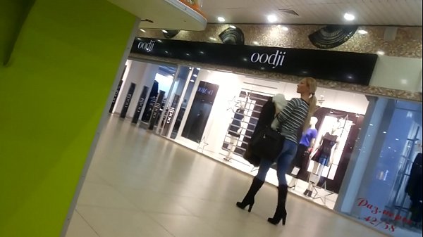 Cewek keren di supermarket.